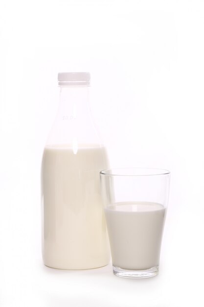 Bottiglia di latte con un bicchiere di latte