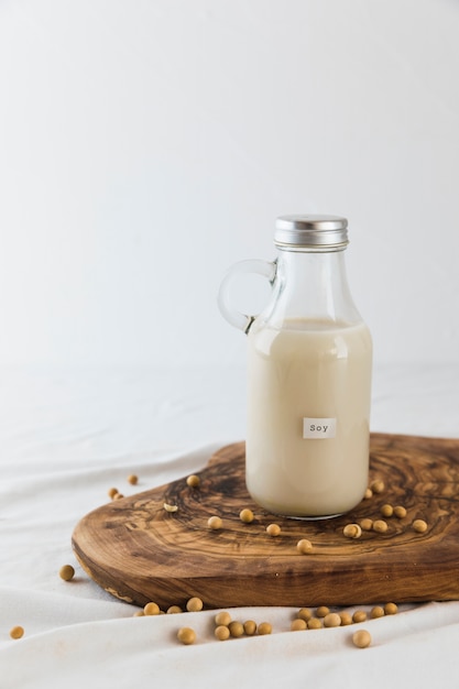 Bottiglia di latte e noci
