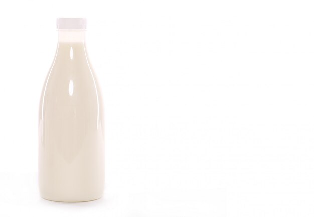 Bottiglia di latte isolata sopra fondo bianco