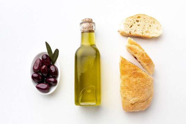 Bottiglia di olio d'oliva pane e olive viola