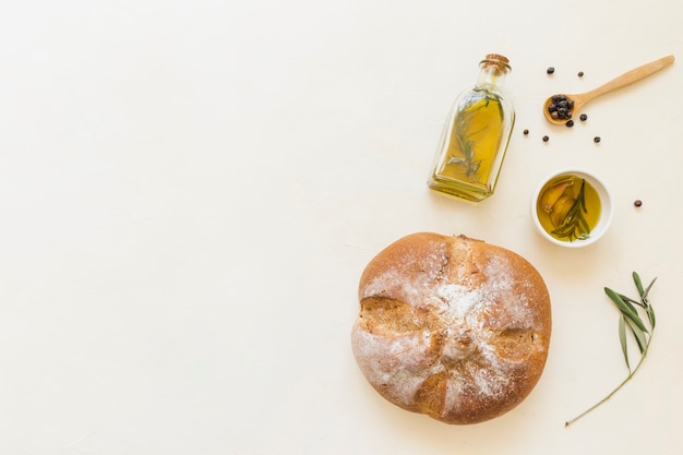 Bottiglia di pane e piatto di olio con cucchiaio