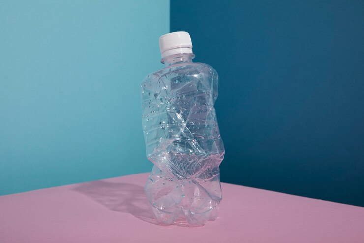 Foto gratuito bottiglia di plastica riciclata natura morta