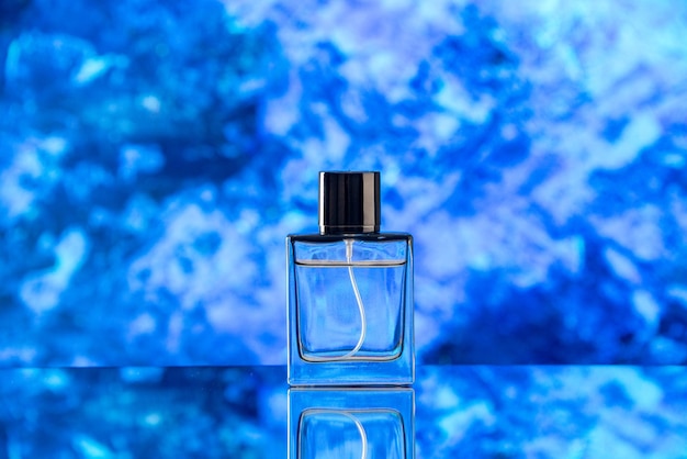 Bottiglia di profumo vista frontale su sfondo azzurro con copia posto