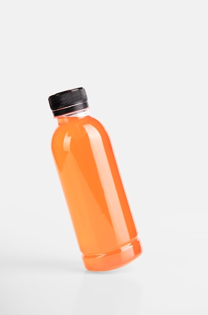Bottiglia di succhi d'arancia deridono in bianco usando per modello di bevanda