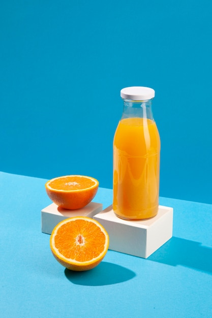 Bottiglia di succo d'arancia ad alto angolo