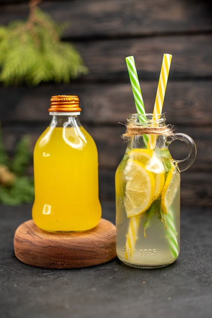 Bottiglia di succo d'arancia limonata fresca vista frontale su tavola di legno