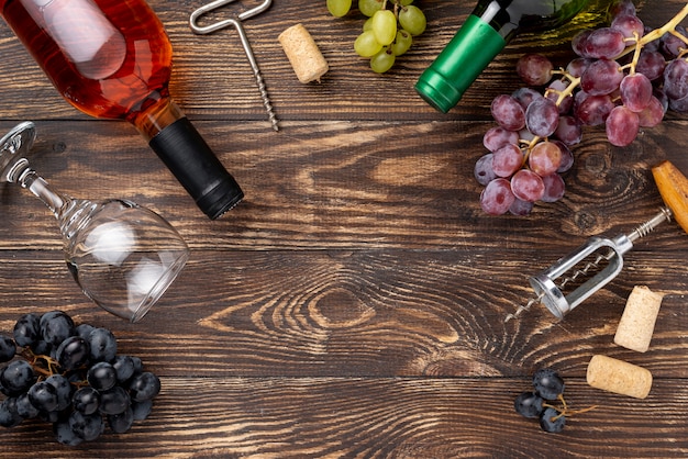 Bottiglia di vino, uva e bicchieri sul tavolo