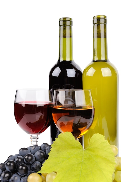 Bottiglia di vino, vetro ed uva isolati su bianco