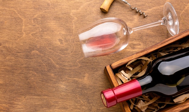 Bottiglia di vino vista dall'alto e vetro con copia-spazio