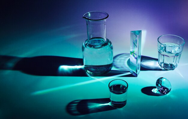 Bottiglia lucida; prisma; bicchiere; diamante con ombra scura su sfondo blu