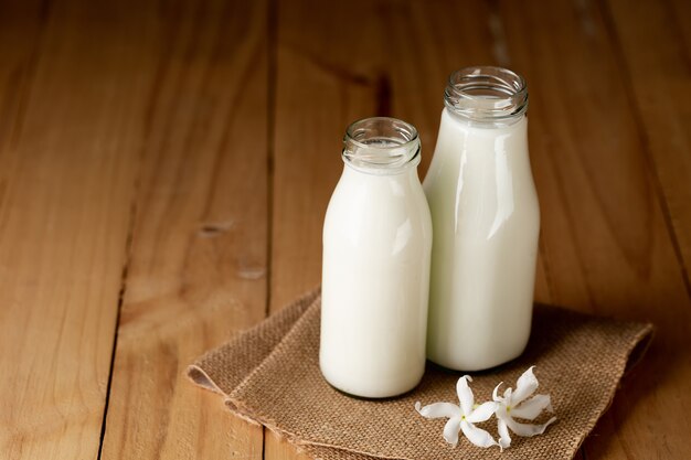 Bottiglia per il latte e bicchiere freschi