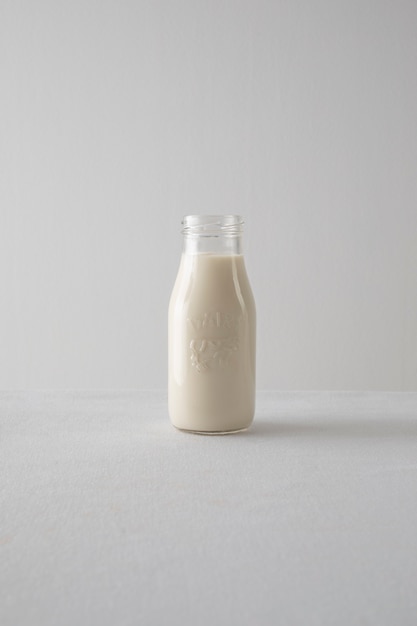 Bottiglia per il latte su sfondo bianco