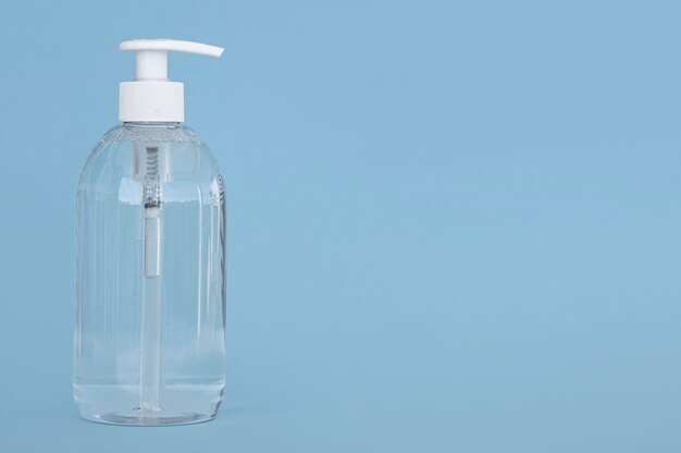 Bottiglia trasparente di vista frontale di sapone liquido con lo spazio della copia