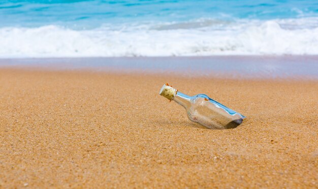 Bottiglia vuota sulla riva della spiaggia