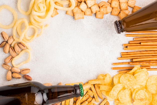 Bottiglie di birra e snack vista dall'alto