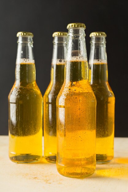 Bottiglie di birra su un tavolo di legno