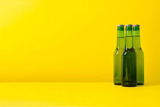 Bottiglie di copia-spazio con birra