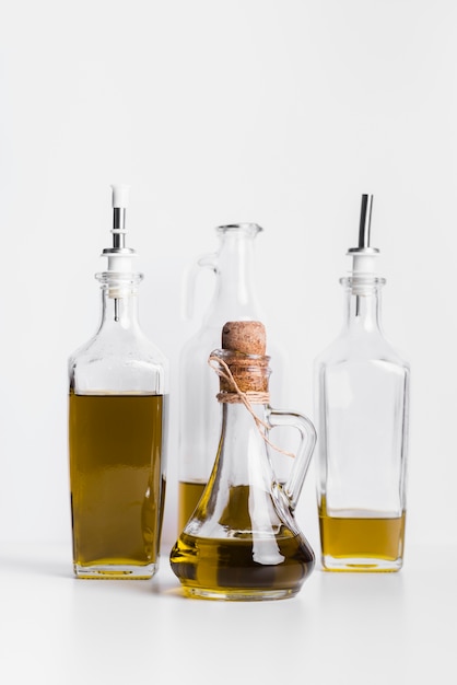 Bottiglie di olio d'oliva biologico sul tavolo