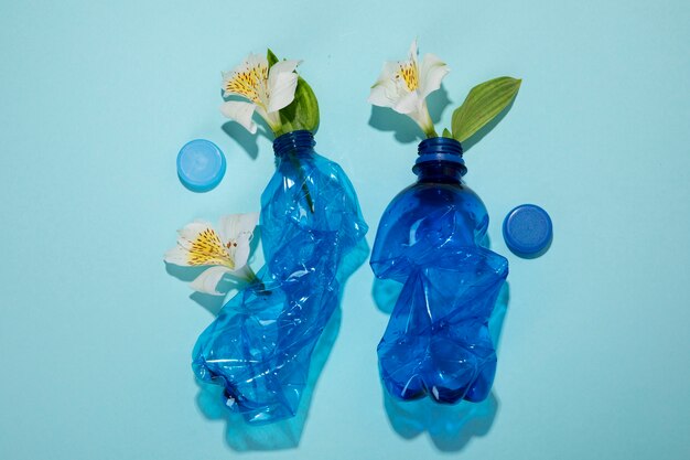 Bottiglie di plastica con fiori vista dall'alto