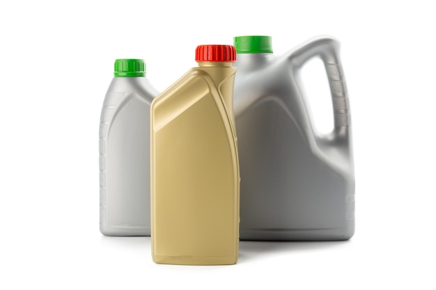 Bottiglie di plastica da oli per automobili isolate su bianco