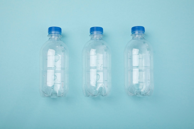 Foto gratuito bottiglie di plastica vista dall'alto su sfondo blu