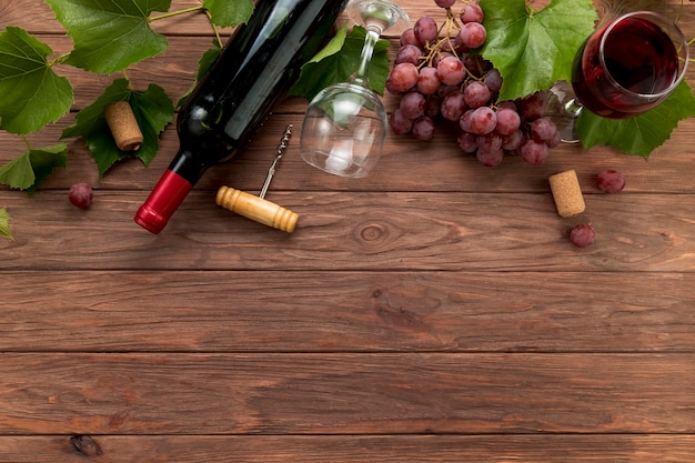 Bottiglie di vino di vista superiore su fondo di legno