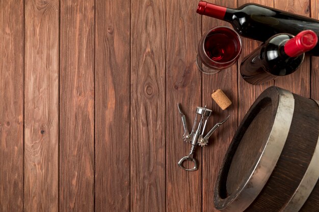 Bottiglie di vino di vista superiore su fondo di legno