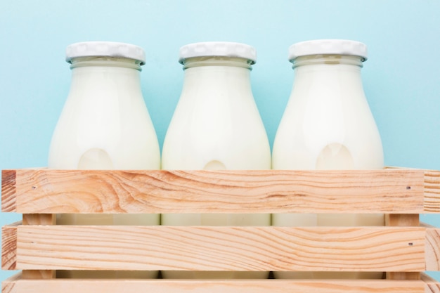 Bottiglie fresche di latte del primo piano pronte per essere servito