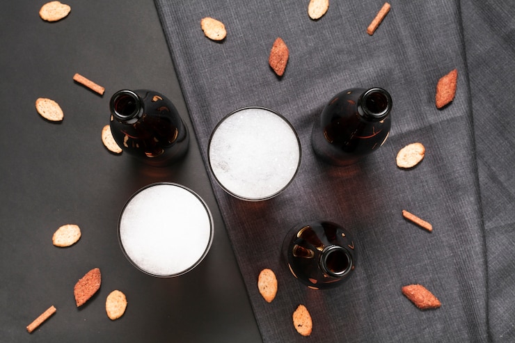 Foto gratuito bottiglie piatte e bicchieri di birra con snack