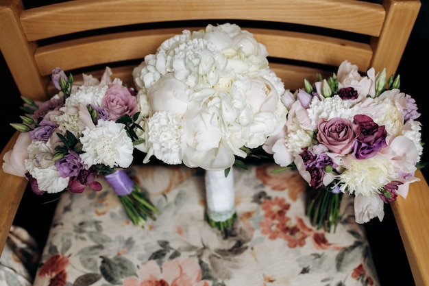 Bouquet da sposa di peonie bianche e teneri eustomas viola