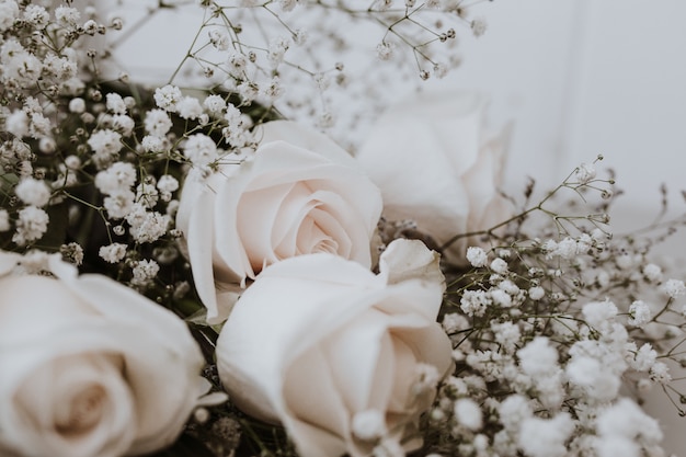 bouquet da sposa di rose bianche con paniculata