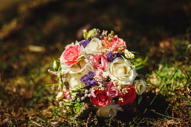 Bouquet da sposa fatto di rose bianche e rosa