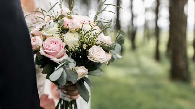 Bouquet da sposa in spazi aperti