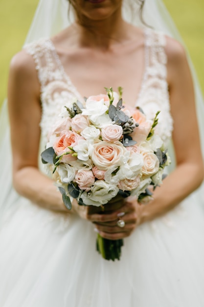 bouquet da sposa nelle mani della sposa