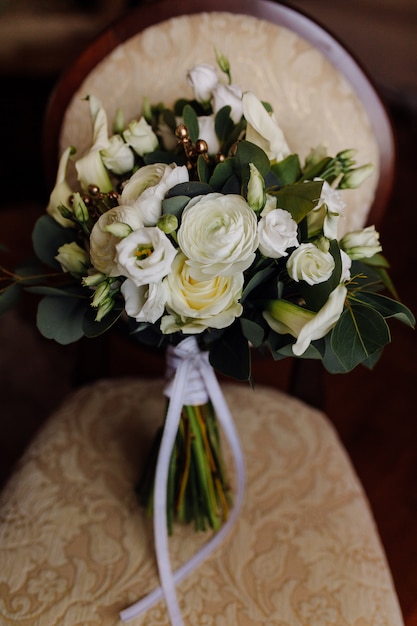 bouquet da sposa sulla sedia