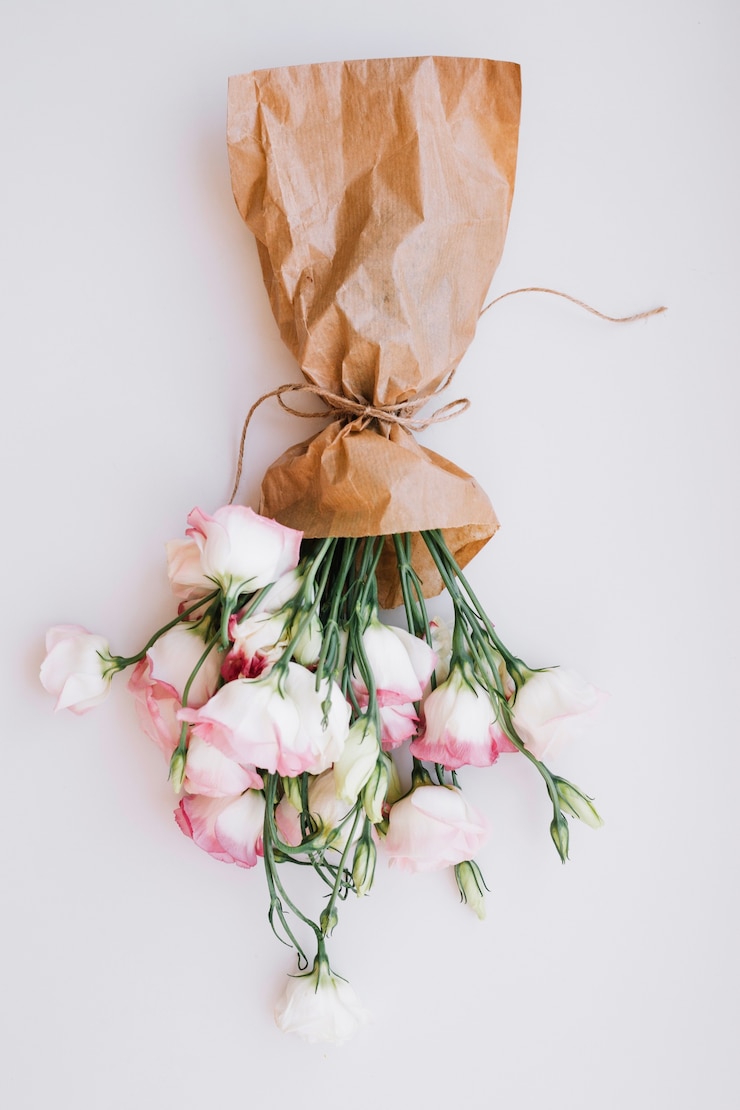 Foto gratuito bouquet delicato avvolto in carta artigianale