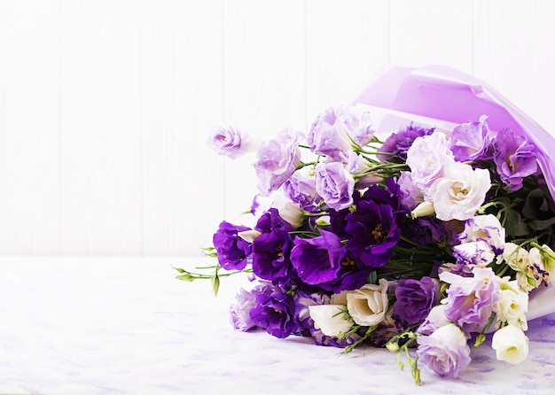 Bouquet di fiori bellissimi mix di eustoma bianco, viola e viola.