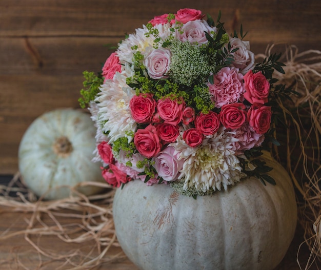 Bouquet di fiori messo all'interno della palla di zucca