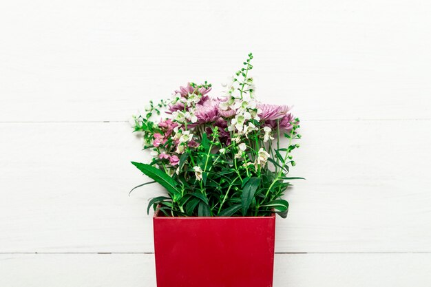 Bouquet di fiori naturali in scatola rossa