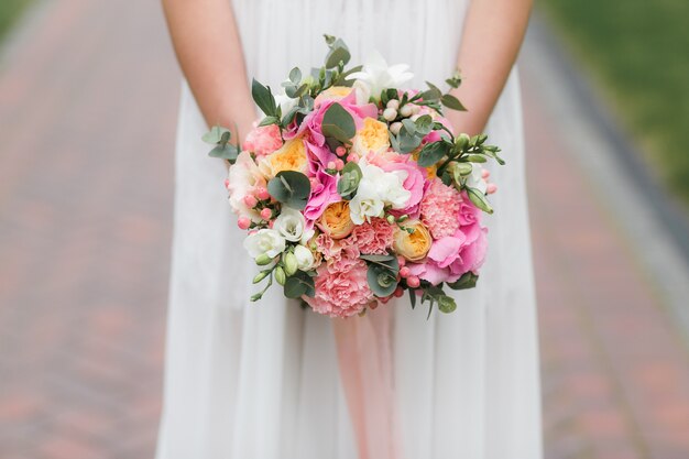 Bouquet di holding sposa