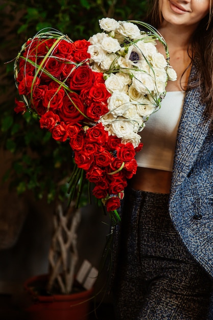 bouquet di rose bianche e rosse a forma di cuore