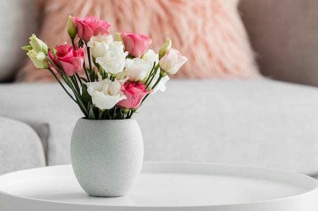 Bouquet di rose in un vaso con copia spazio