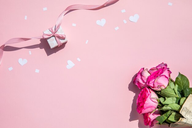 Bouquet minimalista di rose e regali