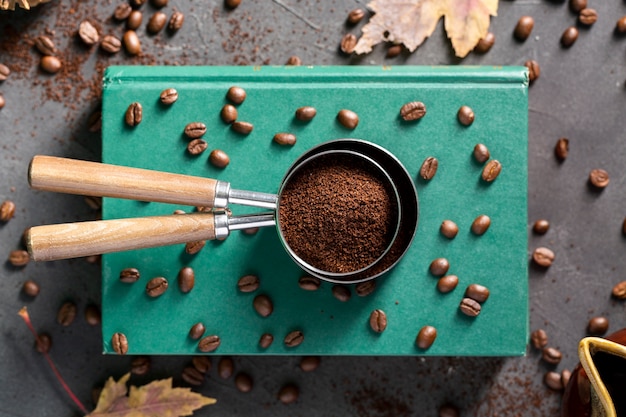 Bowder da caffè piatto in colini su libri