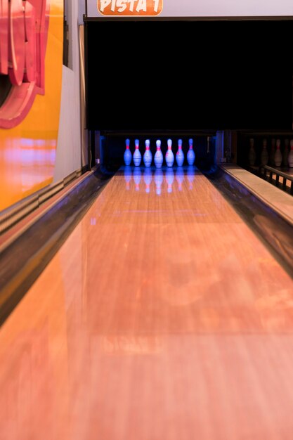 Bowling con pavimento in legno