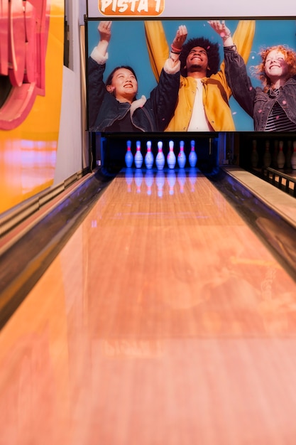 Bowling con pavimento in legno