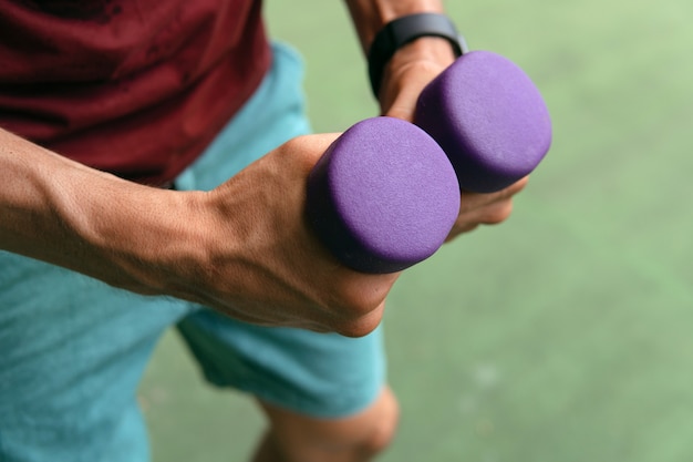 Boxe uomo con manubri. bali