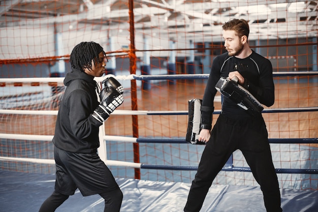 Boxe uomo sportivo africano. Formazione di persone miste.