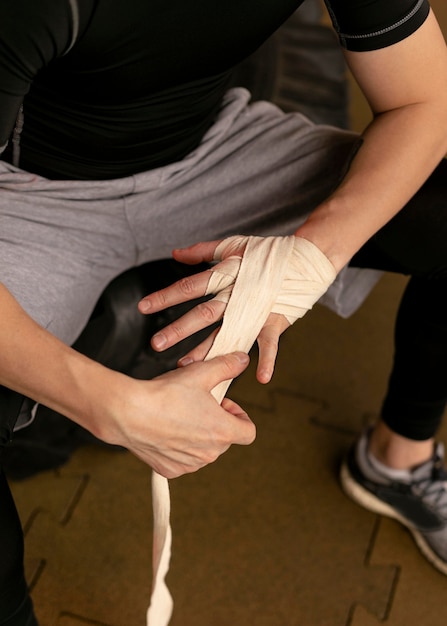 Boxer avvolgendo le mani prima dell'allenamento