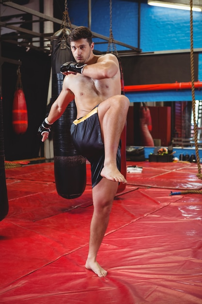 Boxer facendo esercizio di stretching